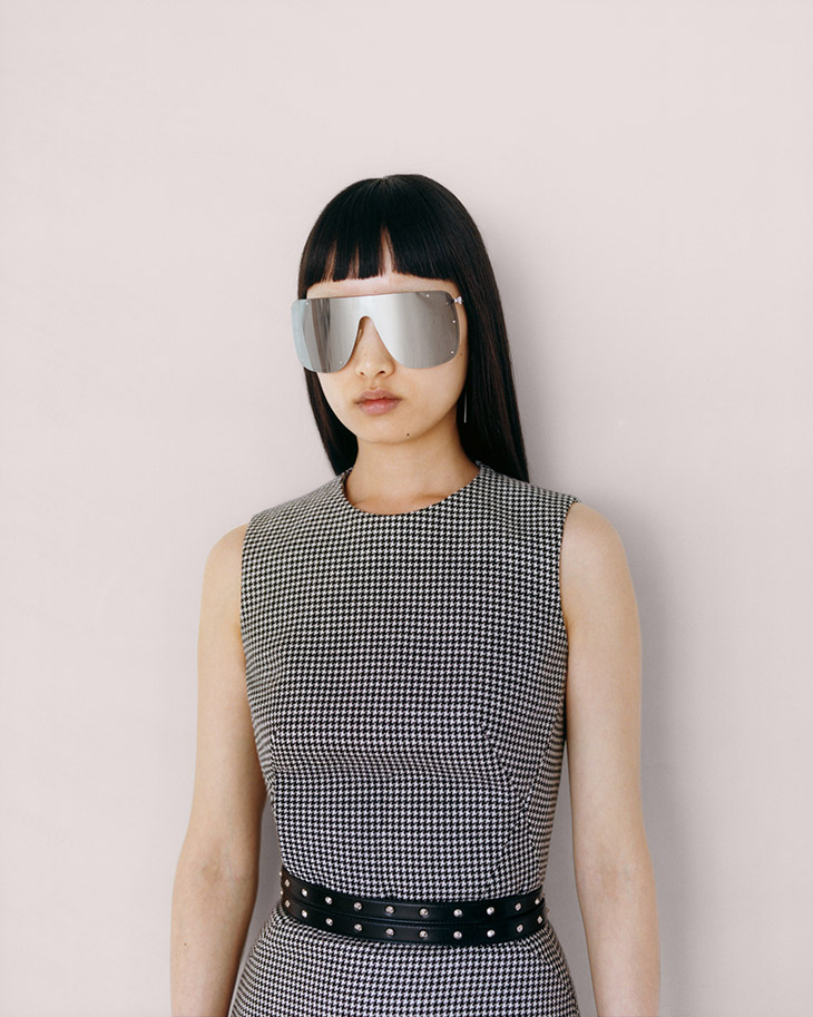 Alexander McQueen Yeni Sezonun İmza Gözlüklerini Sunuyor