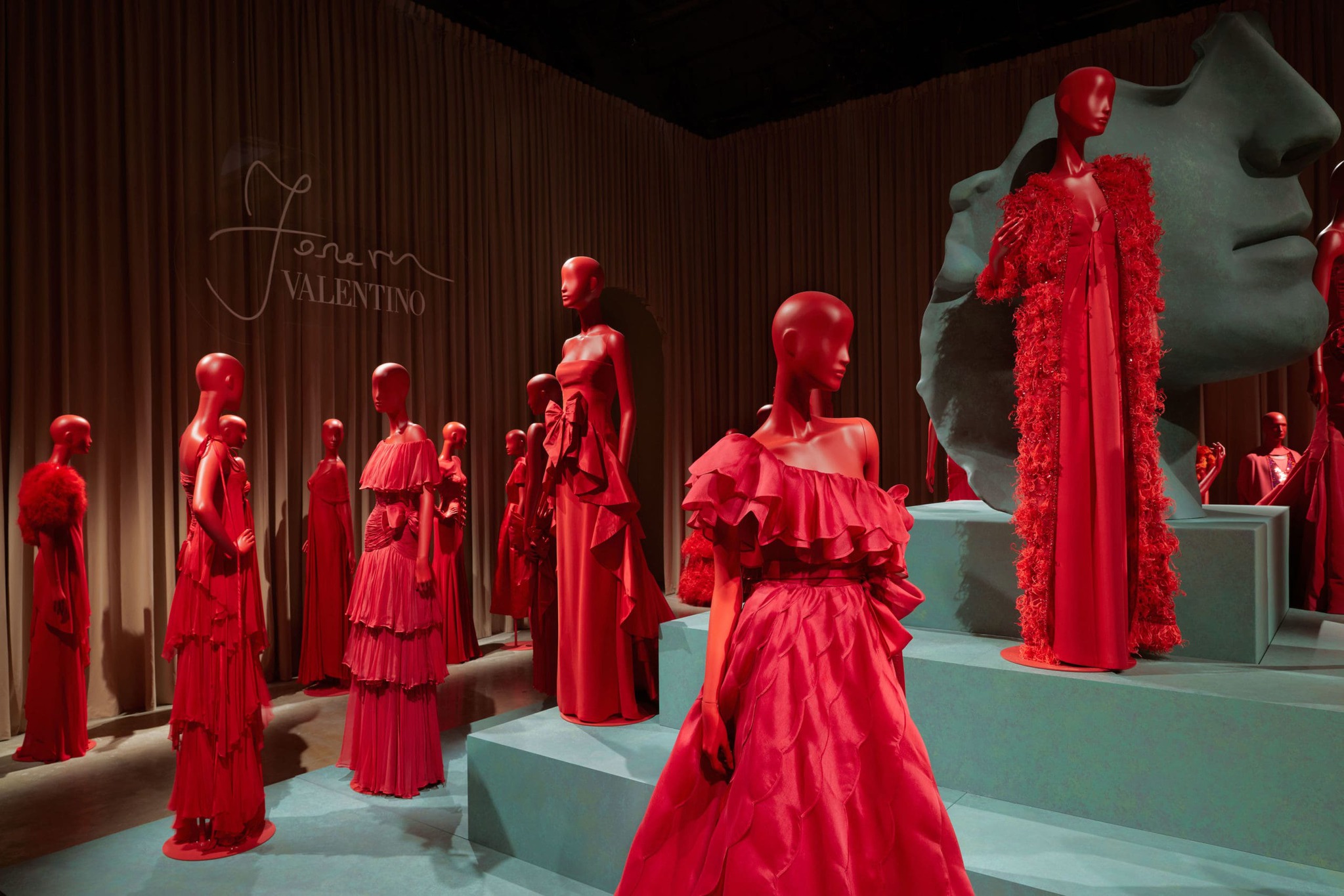 Forever Valentino: Modaya Övgü