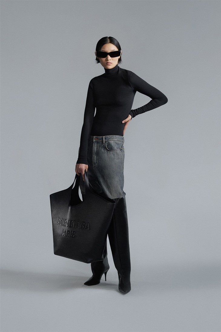 Balenciaga'nın Gizemli Siluetleri