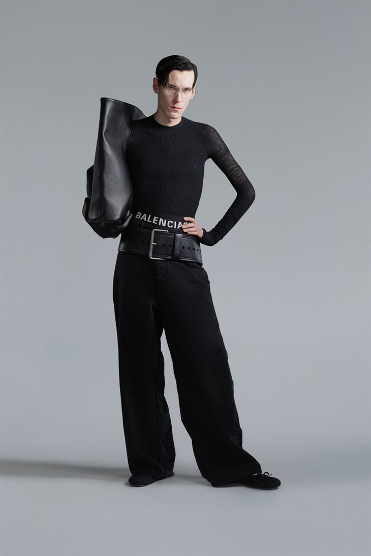 Balenciaga'nın Gizemli Siluetleri