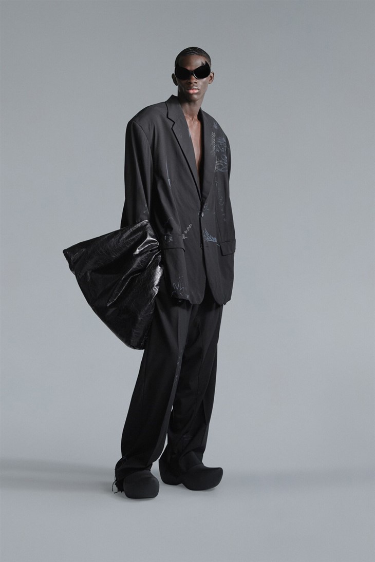 Balenciaga'nın Gizemli Siluetleri