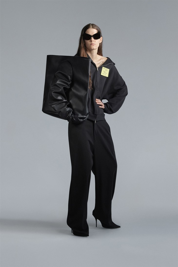 Balenciaga'nın Gizemli Siluetleri