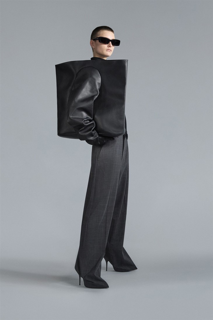 Balenciaga'nın Gizemli Siluetleri