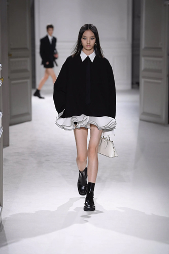 Valentino Sonbahar/Kış 2023 İçin Kıyafet Kodlarını Yeniden Keşfediyor