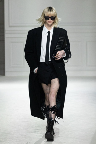 Valentino Sonbahar/Kış 2023 İçin Kıyafet Kodlarını Yeniden Keşfediyor