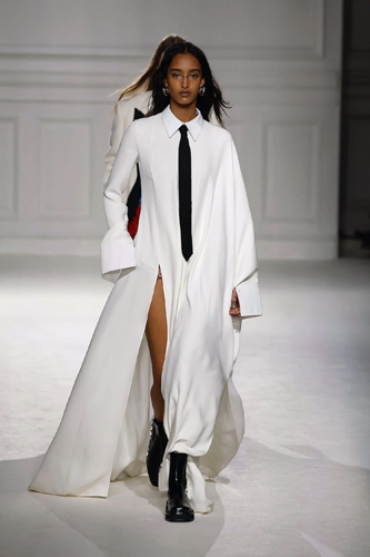 Valentino Sonbahar/Kış 2023 İçin Kıyafet Kodlarını Yeniden Keşfediyor