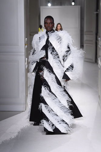 Valentino Sonbahar/Kış 2023 İçin Kıyafet Kodlarını Yeniden Keşfediyor