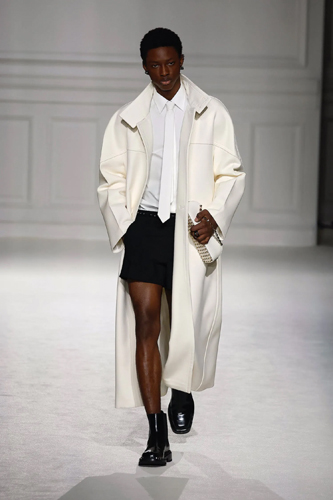 Valentino Sonbahar/Kış 2023 İçin Kıyafet Kodlarını Yeniden Keşfediyor