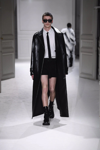 Valentino Sonbahar/Kış 2023 İçin Kıyafet Kodlarını Yeniden Keşfediyor