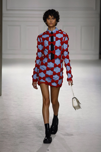 Valentino Sonbahar/Kış 2023 İçin Kıyafet Kodlarını Yeniden Keşfediyor