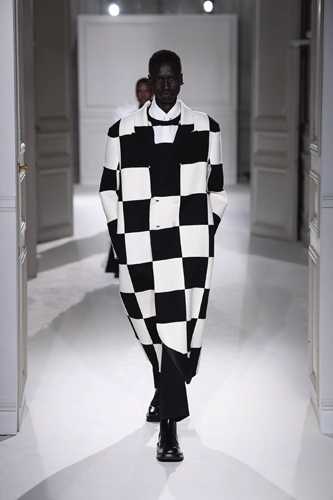 Valentino Sonbahar/Kış 2023 İçin Kıyafet Kodlarını Yeniden Keşfediyor