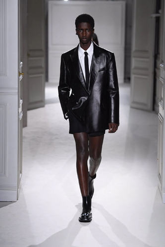 Valentino Sonbahar/Kış 2023 İçin Kıyafet Kodlarını Yeniden Keşfediyor