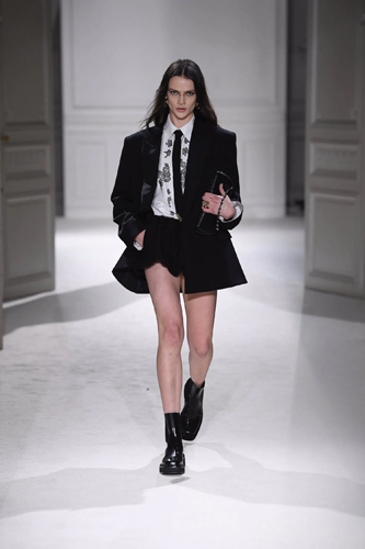 Valentino Sonbahar/Kış 2023 İçin Kıyafet Kodlarını Yeniden Keşfediyor