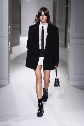 Valentino Sonbahar/Kış 2023 İçin Kıyafet Kodlarını Yeniden Keşfediyor