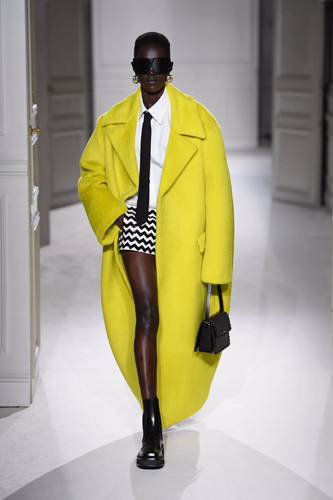 Valentino Sonbahar/Kış 2023 İçin Kıyafet Kodlarını Yeniden Keşfediyor