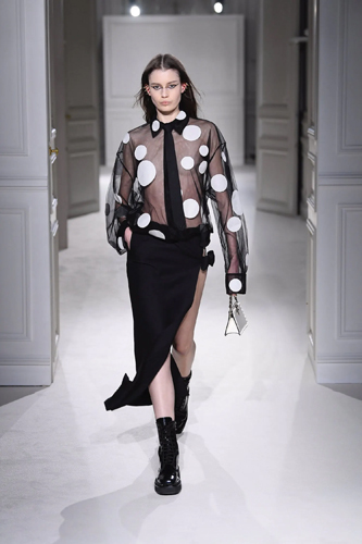 Valentino Sonbahar/Kış 2023 İçin Kıyafet Kodlarını Yeniden Keşfediyor