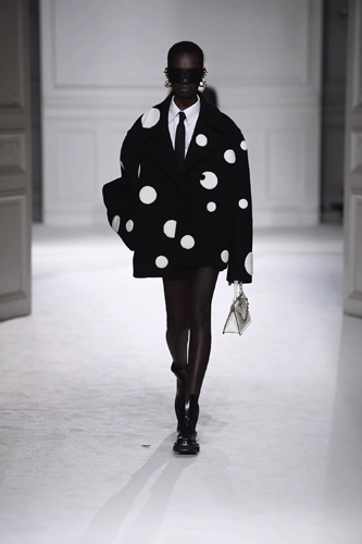 Valentino Sonbahar/Kış 2023 İçin Kıyafet Kodlarını Yeniden Keşfediyor