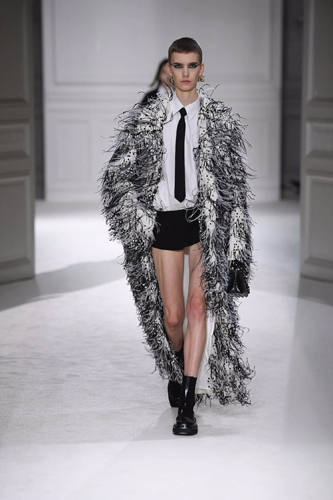 Valentino Sonbahar/Kış 2023 İçin Kıyafet Kodlarını Yeniden Keşfediyor