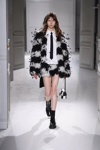 Valentino Sonbahar/Kış 2023 İçin Kıyafet Kodlarını Yeniden Keşfediyor