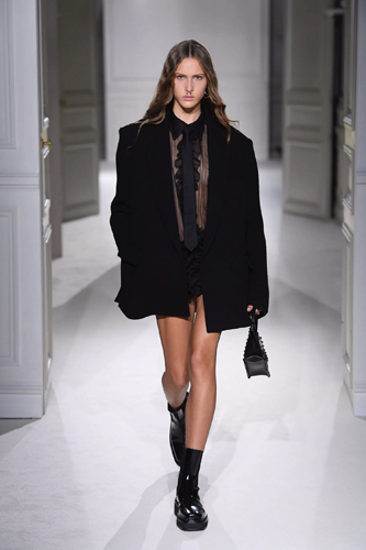 Valentino Sonbahar/Kış 2023 İçin Kıyafet Kodlarını Yeniden Keşfediyor