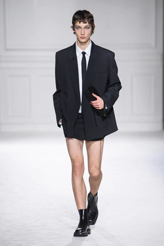 Valentino Sonbahar/Kış 2023 İçin Kıyafet Kodlarını Yeniden Keşfediyor