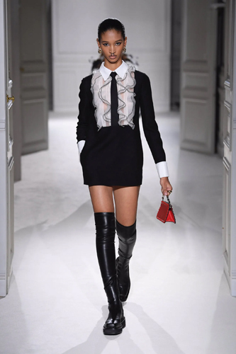 Valentino Sonbahar/Kış 2023 İçin Kıyafet Kodlarını Yeniden Keşfediyor