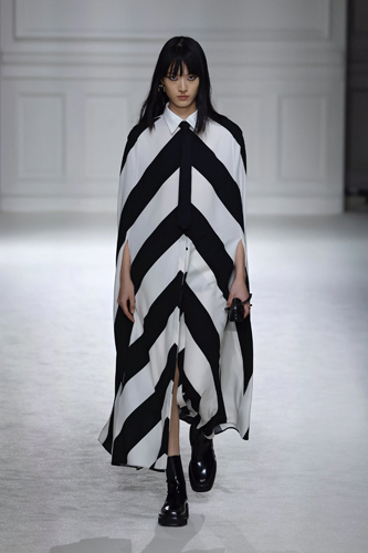 Valentino Sonbahar/Kış 2023 İçin Kıyafet Kodlarını Yeniden Keşfediyor