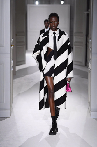 Valentino Sonbahar/Kış 2023 İçin Kıyafet Kodlarını Yeniden Keşfediyor