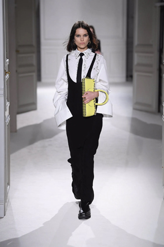 Valentino Sonbahar/Kış 2023 İçin Kıyafet Kodlarını Yeniden Keşfediyor