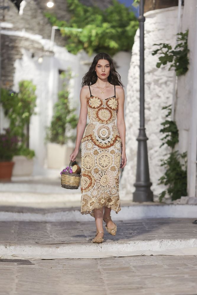 Dolce & Gabbana Alta Moda 2023’te kristallerin yerini kroşeler alıyor