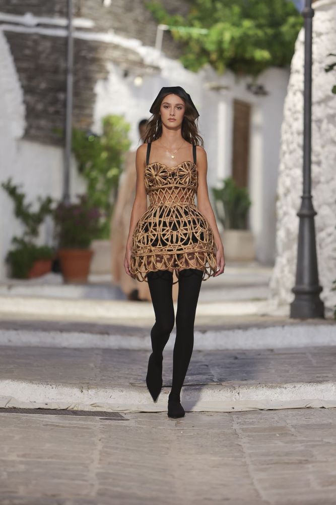 Dolce & Gabbana Alta Moda 2023’te kristallerin yerini kroşeler alıyor