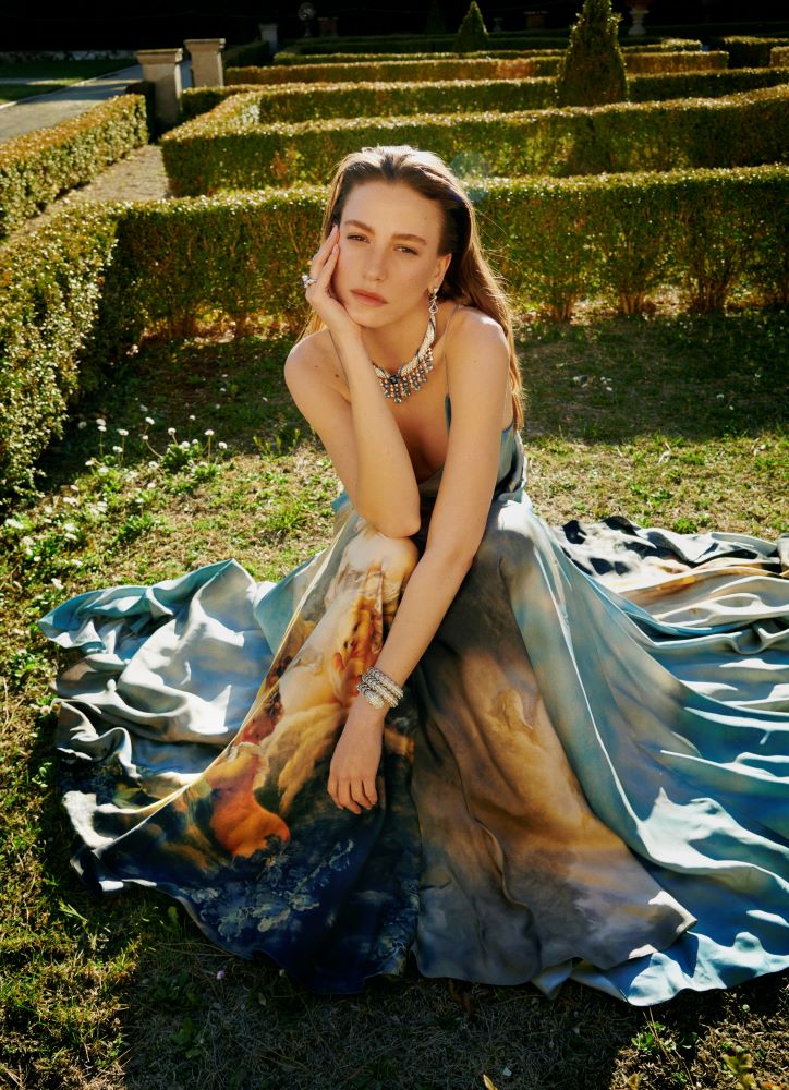 Harper’s Bazaar kapağında nasıl bir Serenay var, bizim  için nasıl bir role büründün?