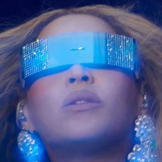 Beyoncé’nin fütürizm temalı ‘cool’ metalik sahne görünümlerinden öne çıkanlar