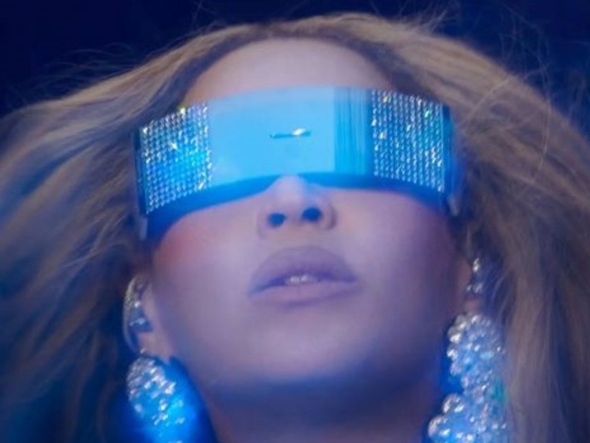 Beyoncé’nin fütürizm temalı ‘cool’ metalik sahne görünümlerinden öne ...