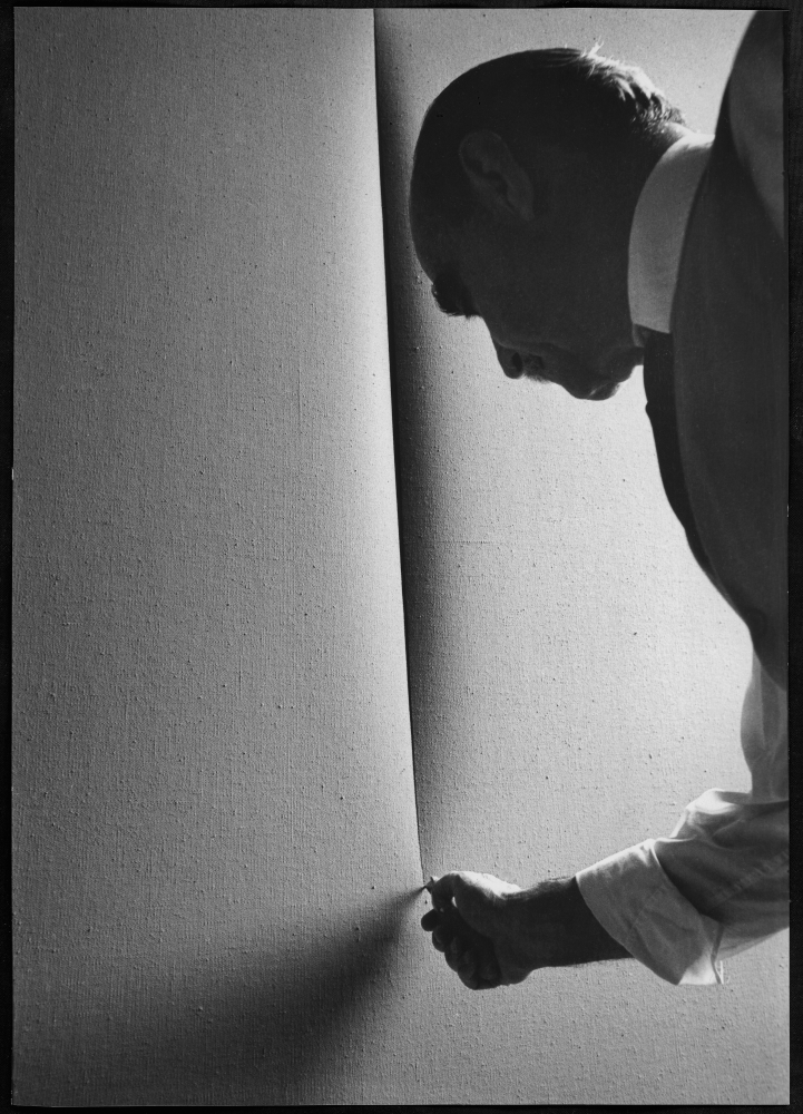 Lucio Fontana nel suo studio5 - Taglio, Milano,1964