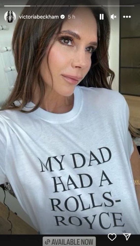 Victoria Beckham’ın “Babamın Rolls-Royce’u Vardı” İtirafı Tişört Oldu