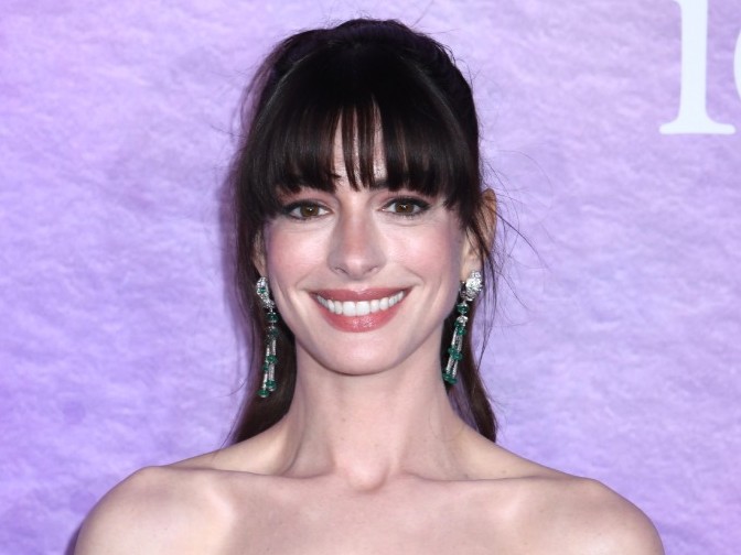 Anne Hathaway’ın Yakut Kırmızısı Versace Seçimi