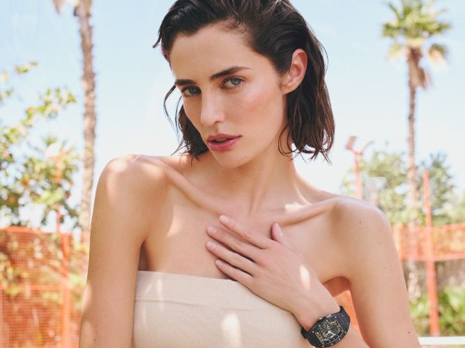 Harper’s Bazaar Türkiye Nisan | Rebecca Donaldsan Röportajı