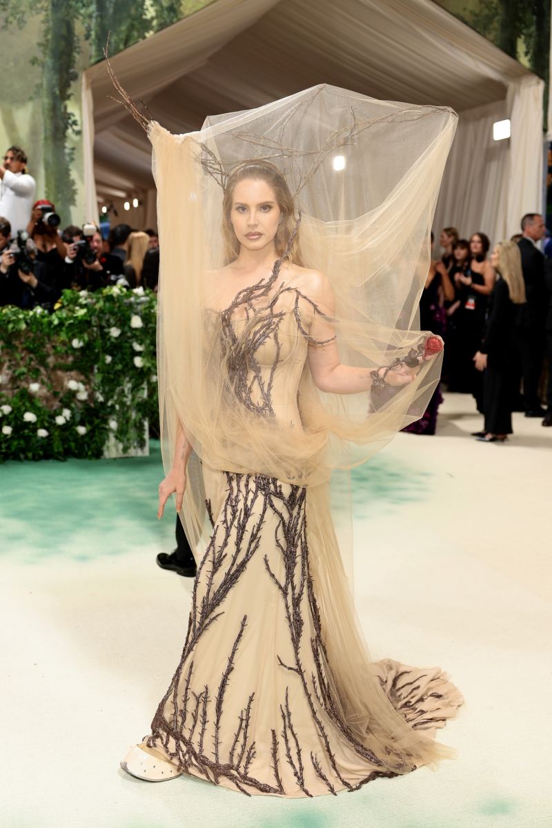Lana Del Rey – Alexander McQueen