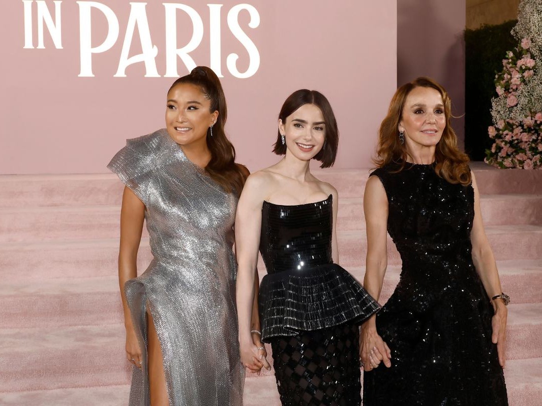 “Emily in Paris” Oyuncularının Prömiyer Şıklığı