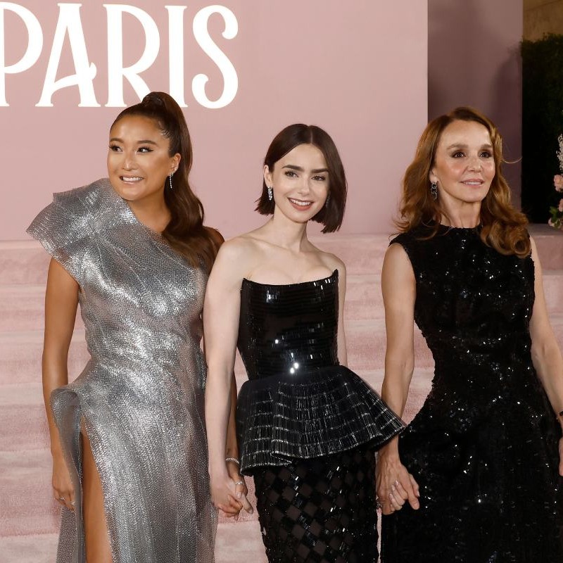 “Emily in Paris” Oyuncularının Prömiyer Şıklığı