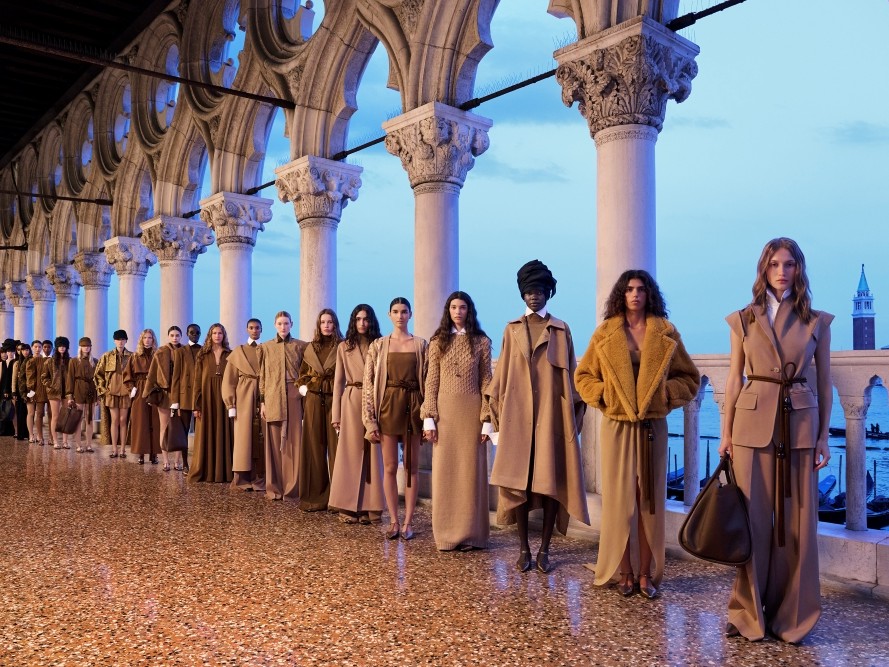 MAX MARA RESORT - GROUPSHOT by Jason Schmidt