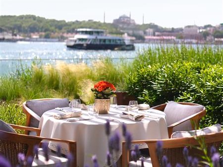 The Peninsula Istanbul’da Anneler Günü’ne Özel Kutlama