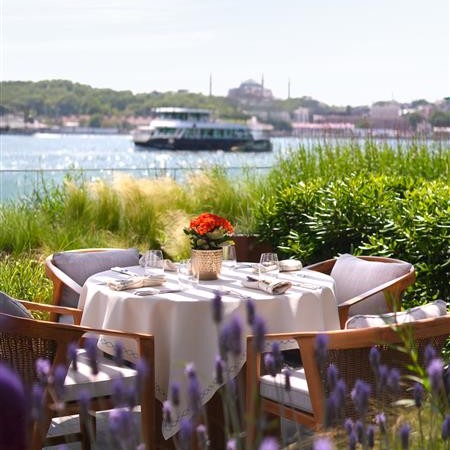 The Peninsula Istanbul’da Anneler Günü’ne Özel Kutlama