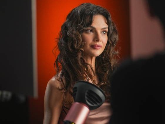 Sinem Ünsal, Dyson Reklam Filminde Işıltısıyla Göz Kamaştırıyor