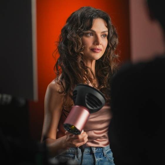 Sinem Ünsal, Dyson Reklam Filminde Işıltısıyla Göz Kamaştırıyor