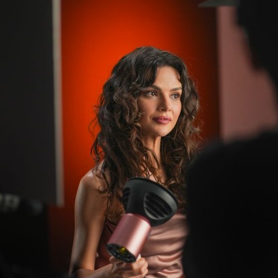 Sinem Ünsal, Dyson’ın Reklam Filminde Havalı Saçlarıyla Dikkat Çekiyor