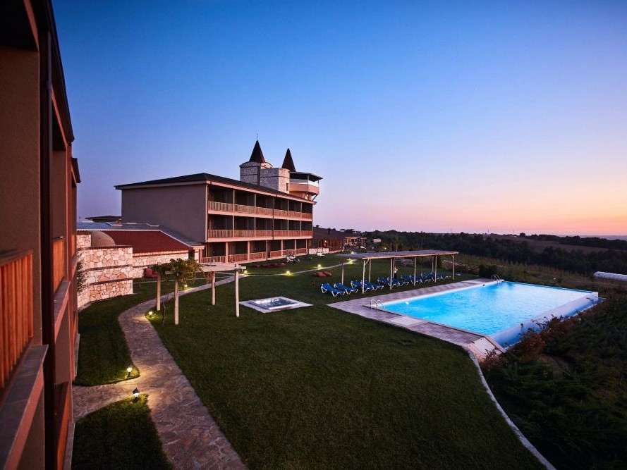 Şehrin Ortasında Sayfiye Köşesi: Bakucha Vineyard Hotel