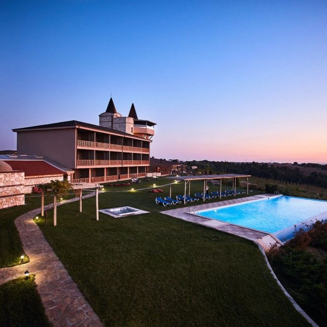 Şehrin Ortasında Sayfiye Köşesi: Bakucha Vineyard Hotel