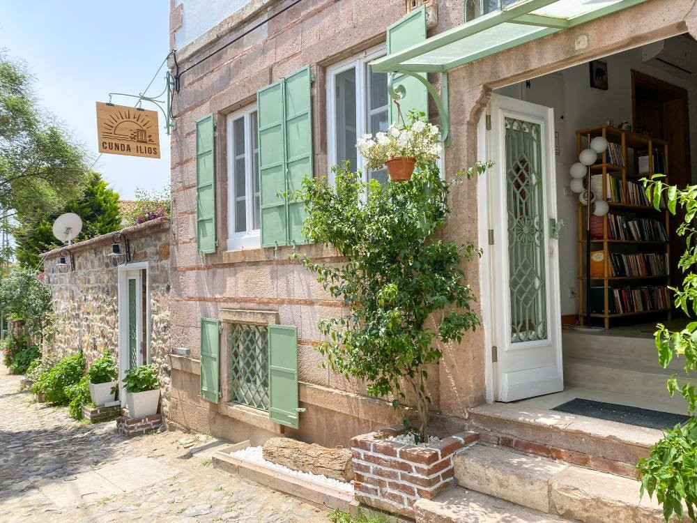 Cunda’nın Zarif Yüzü: Taş Sokaklardan Sofralara Bir Ada Rehberi